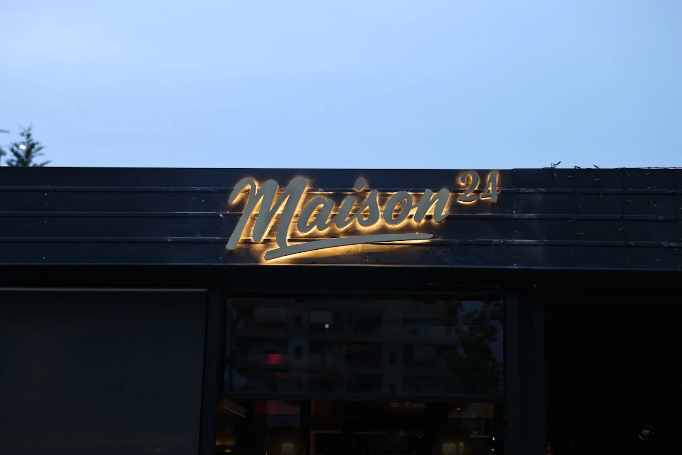 Maison 24 Berat bar interior